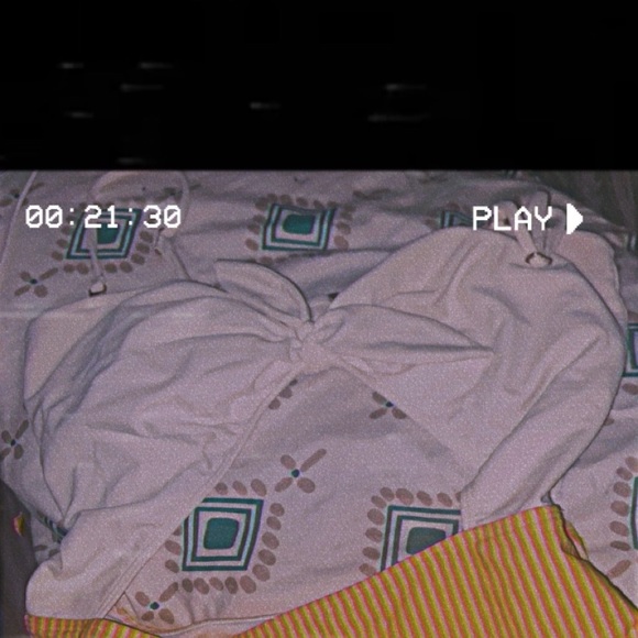 It’s only been work 1 time white and yellow a size medium - Picture 3 of 3